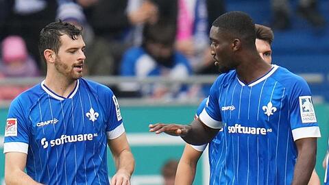 Die Spieler von Darmstadt 98 feiern das 4:0 gegen den FC St. Pauli.
