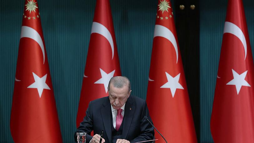 Recep Tayyip Erdogan unterschreibt das Dekret zur Vorverlegung der Parlaments- und Präsidentschaftswahlen auf den 14. Mai.