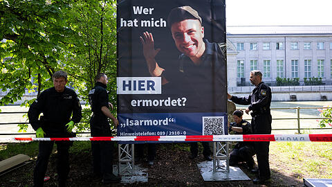 Zehn Jahre nach dem Isarmord: Polizisten stellen an der Isar ein Plakat mit einem Foto von Dominik L. und der Aufschrift "Wer hat mich hier ermordet?" auf.