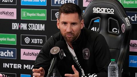 Miamis Lionel Messi beantwortet eine Frage während einer Pressekonferenz.
