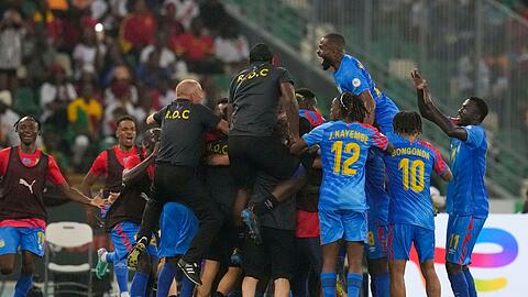 Die Spieler der Demokratischen Republik Kongo feiern den Einzug ins Halbfinale des Afrika-Cups.