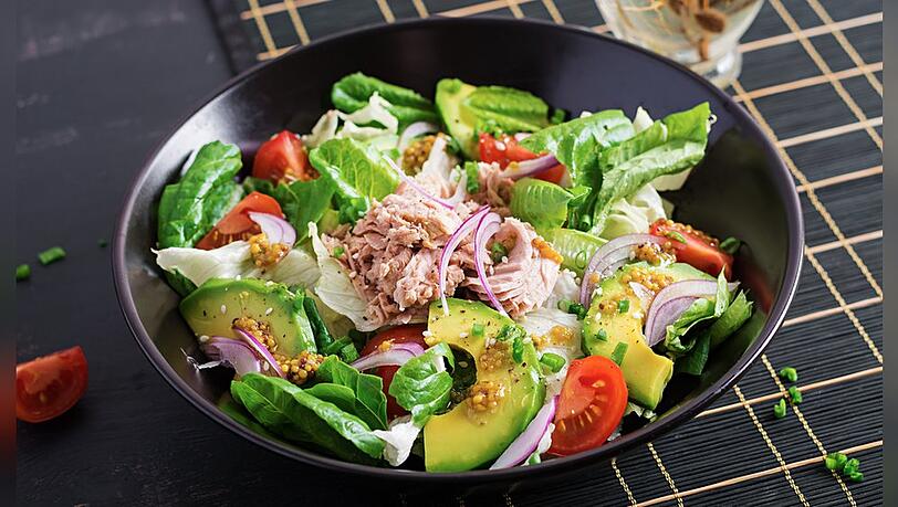 Dieser Thunfischsalat ist in 20 Minuten zubereitet. Dieser Thunfischsalat ist in 20 Minuten zubereitet.