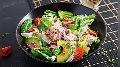 Dieser Thunfischsalat ist in 20 Minuten zubereitet.