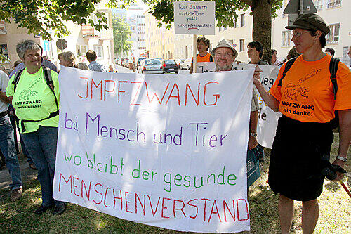 Mit Transparenten protestieren Bauern gegen den Impfzwang bei der Blauzungenkrankheit