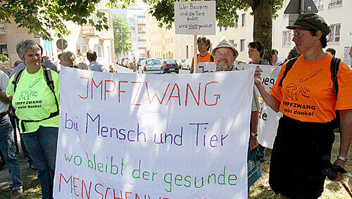 Mit Transparenten protestieren Bauern gegen den Impfzwang bei der Blauzungenkrankheit Mit Transparenten protestieren Bauern gegen den Impfzwang bei der Blauzungenkrankheit