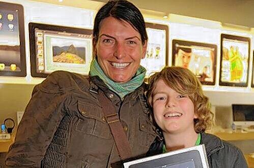 Geschafft: Der zehnjährige Enzo und seine Mutter Andrea im Apple-Store in der Rosenstraße.