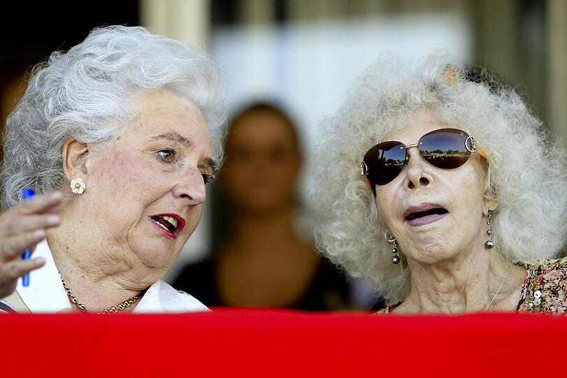 Das Gesicht wirkt einfach unnatürlich straff - gut, dass die Sonnenbrille so präsent ist.