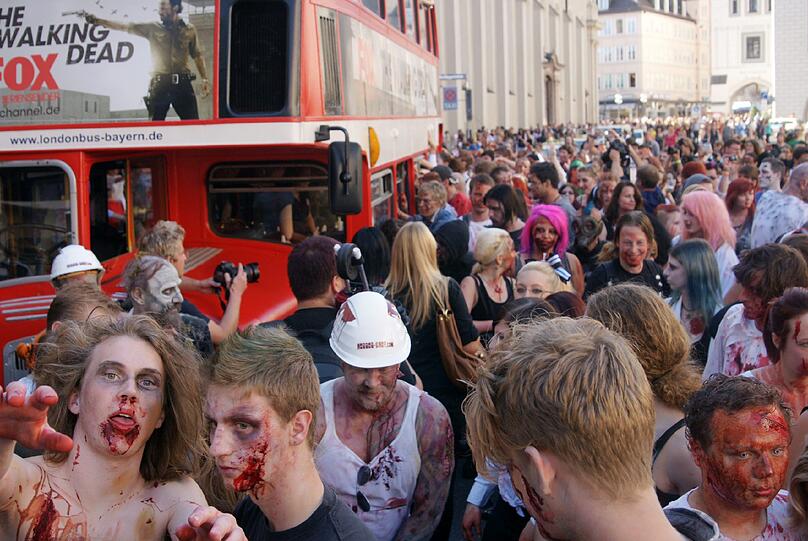 Die neue Staffel von "The Walking Dead" startet demnächst wieder bei FOX. Fans dieser Thriller- Reihe aus aller Welt feiern das auf sehr spekakuläre Art und Weise: Mit einem Zombiewalk. Übel zugerichtet und mit Kunstblut übersät erschrecken gut 700 Fans die Münchner am Karlsplatz Stachus. Die schrägsten Bilder.