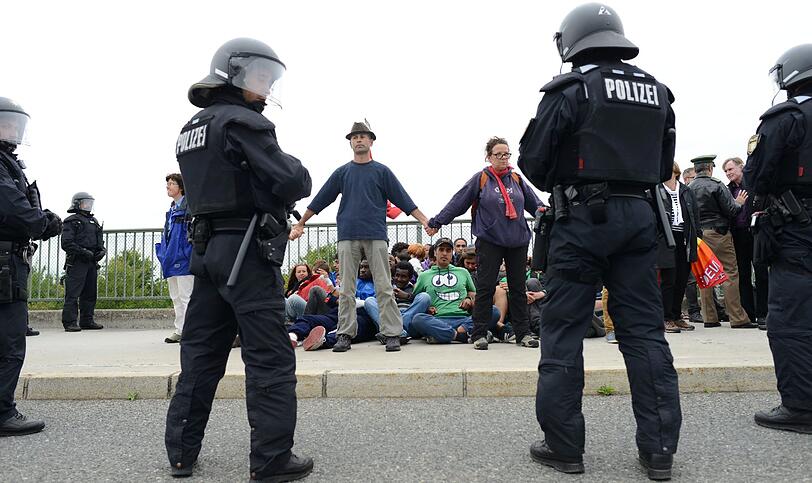 Konfrontation mit der Polizei. Auf einer Brücke in Dachau schreitet die Polizei ein und umzingelt die Flüchtlinge.