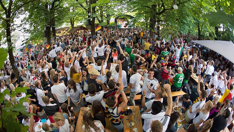 In München feierten viele Fans in den Biergärten der Stadt oder ...