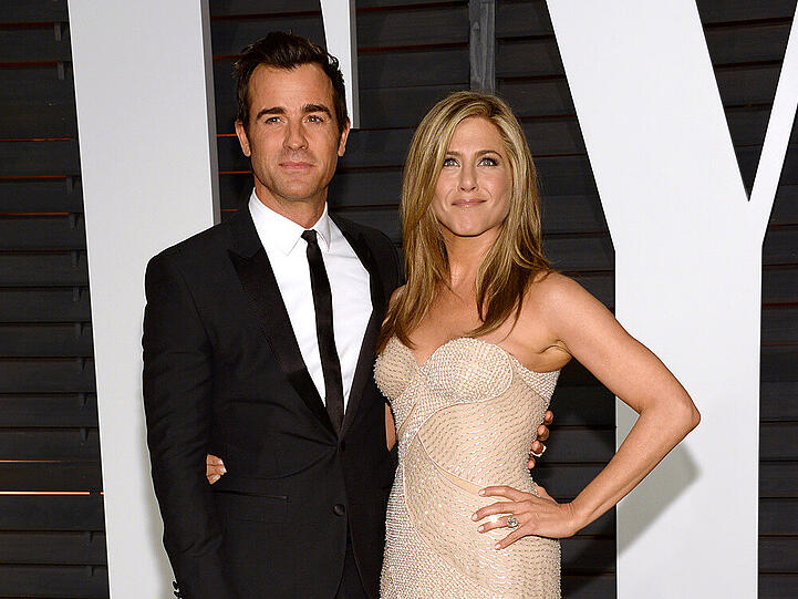 Jennifer Aniston mit ihrem Partner Justin Theroux bei einer Oscar-Party 2015