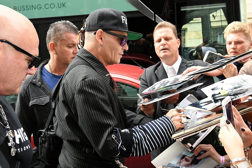 Johnny Depp wirkt ausgemergelt und blass, als er in Berlin ankommt.