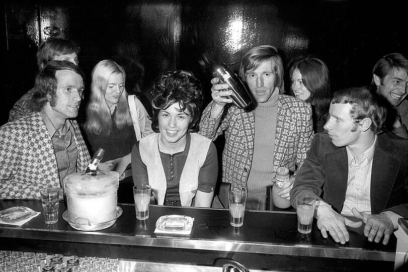 Shake it, Baby! Von 1971 bis 1973 betrieb Netzer die Diskothek &bdquo;Lovers&rsquo; Lane&ldquo; in Mönchengladbach. Wolfgang Overath (l.) und Berti Vogts (r.) waren eher selten zu Gast, aber immerhin bei der Eröffnung.