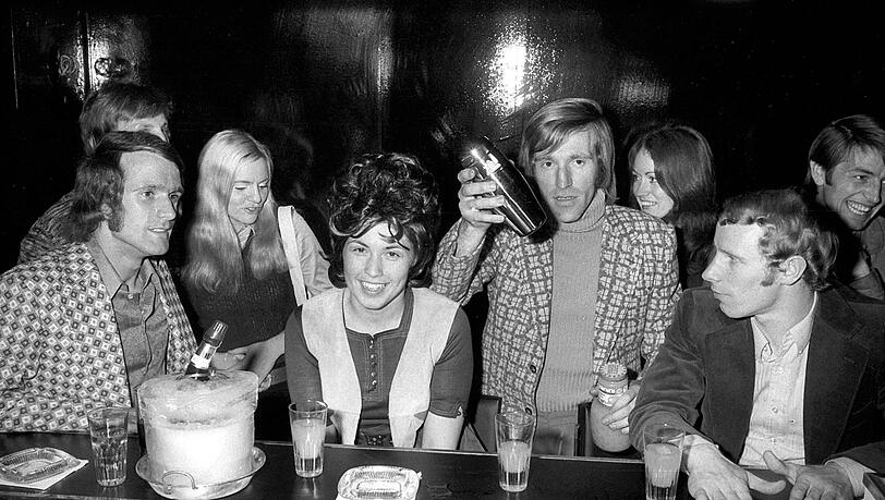 Shake it, Baby! Von 1971 bis 1973 betrieb Netzer die Diskothek „Lovers’ Lane“ in Mönchengladbach. Wolfgang Overath (l.) und Berti Vogts (r.) waren eher selten zu Gast, aber immerhin bei der Eröffnung. Shake it, Baby! Von 1971 bis 1973 betrieb Netzer die Diskothek „Lovers’ Lane“ in Mönchengladbach. Wolfgang Overath (l.) und Berti Vogts (r.) waren eher selten zu Gast, aber immerhin bei der Eröffnung.