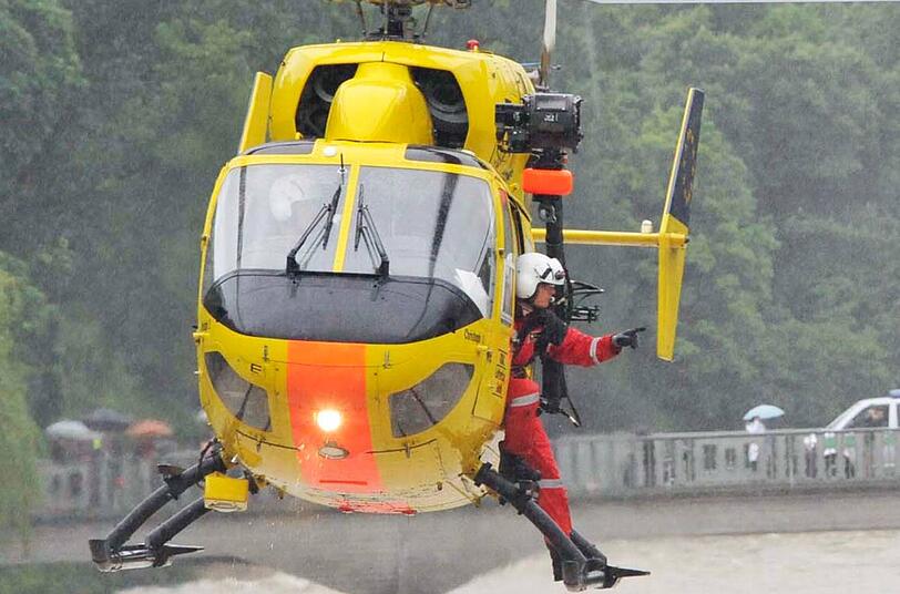 Ein Hubschrauber hoch über der Isar in München an der Ludwigsbrücke. Ein Rettungseinsatz (Symbolbild).