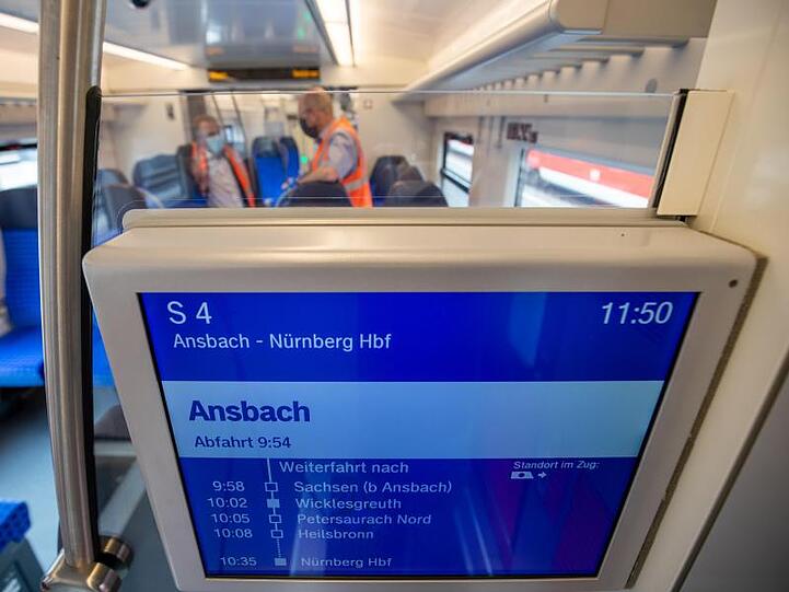 Ein neuartiges Informationsdisplay im Fahrtgastraum im neuen Triebwagen der Deutschen Bahn. Foto: Daniel Karmann/dpa