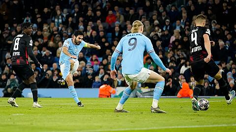 Nationalspieler Ilkay Gündogan (2.v.l) erhöhte nach dem Seitenwechsel auf 4:0.