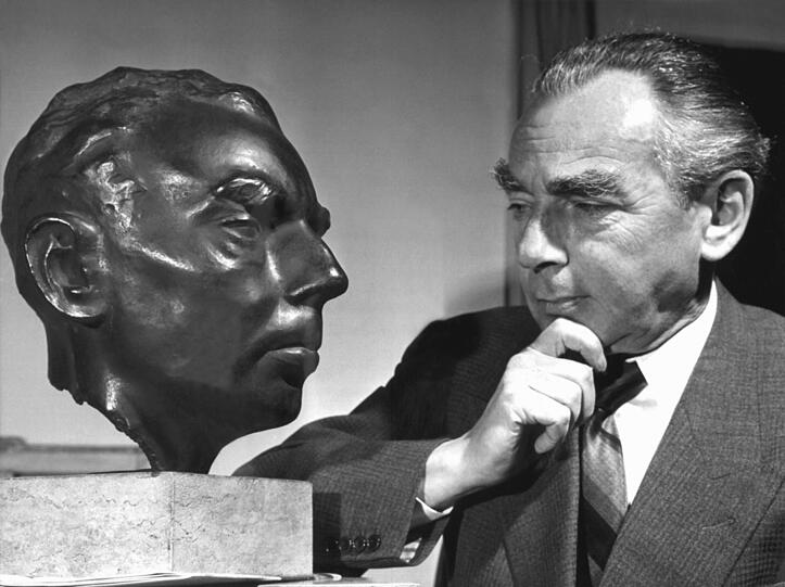 Lächelnde Skepsis dem eigenen Bild gegenüber? Erich Kästner 1959 neben seiner von Bildhauer Frayber geschaffene Bronze-Büste.