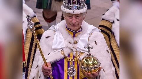 König Charles bei seiner Krönung in der Westminster Abbey.
