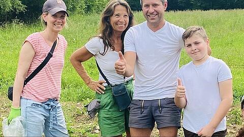 Ein Team: Bio-Bauer Christian Stark mit Margit Baran-Lander (li.neben ihm), der Organisatorin der Nachbarschafsaktion und Helfern.