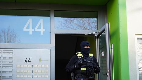 Die Beamten sicherten am frühen Morgen Material.