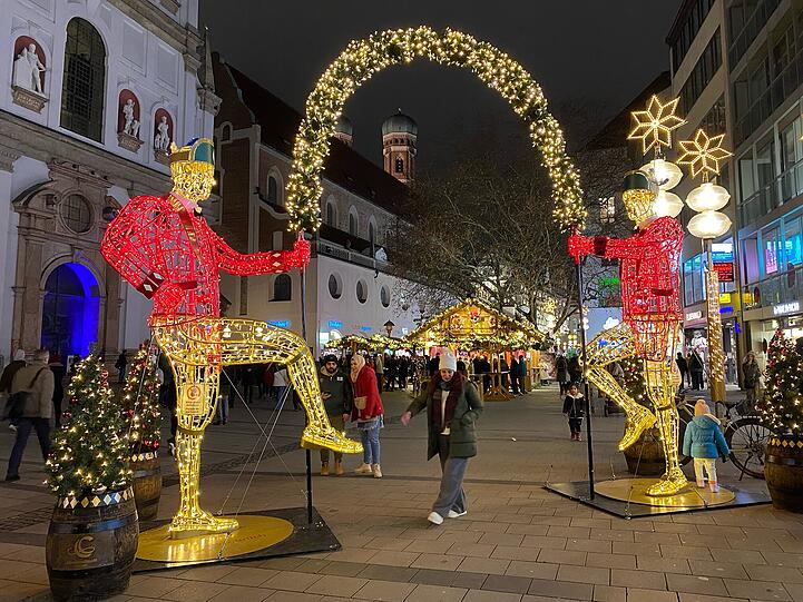 Überlebensgroß und herrlich rot und golden glitzernd: Die zwei tanzenden Schäffler mit halbrundem Lorbeerkranz stehen heuer vor der Michaelskirche in der Neuhauser Straße. Überlebensgroß und herrlich rot und golden glitzernd: Die zwei tanzenden Schäffler mit halbrundem Lorbeerkranz stehen heuer vor der Michaelskirche in der Neuhauser Straße.