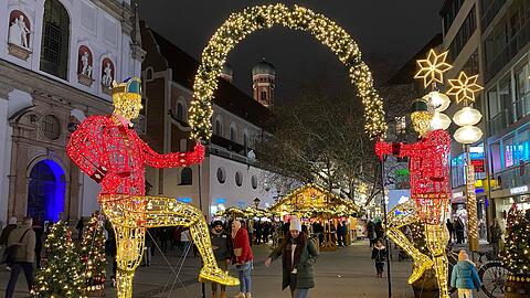Überlebensgroß und herrlich rot und golden glitzernd: Die zwei tanzenden Schäffler mit halbrundem Lorbeerkranz stehen heuer vor der Michaelskirche in der Neuhauser Straße.