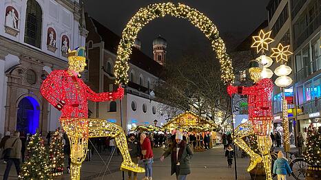 Überlebensgroß und herrlich rot und golden glitzernd: Die zwei tanzenden Schäffler mit halbrundem Lorbeerkranz stehen heuer vor der Michaelskirche in der Neuhauser Straße.