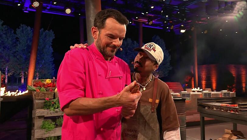 Steffen Henssler war bei ersten "Grill den Henssler Sommer-Special" (VOX) nicht so gut auf Tony Bauer zu sprechen. Denn der Comedian trickste ihn gleich doppelt aus. Steffen Henssler war bei ersten "Grill den Henssler Sommer-Special" (VOX) nicht so gut auf Tony Bauer zu sprechen. Denn der Comedian trickste ihn gleich doppelt aus.