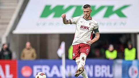 Der neue Augsburger Rekordspieler: Jeffrey Gouweleeuw. Der neue Augsburger Rekordspieler: Jeffrey Gouweleeuw.