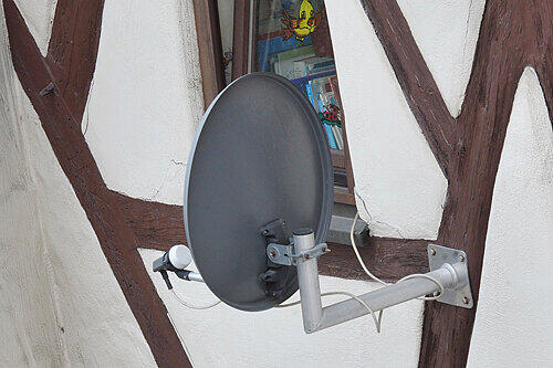 Wer lange sucht, der findet: eine Satellitenschüssel am Fachwerkgemäuer!