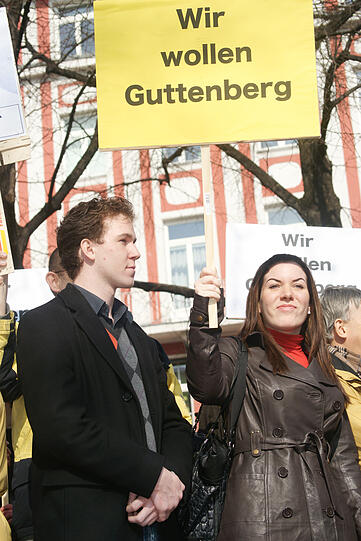 Die Münchner bezogen Stellung - für oder gegen Guttenberg - manchmal war das nicht eindeutig erkennbar.
