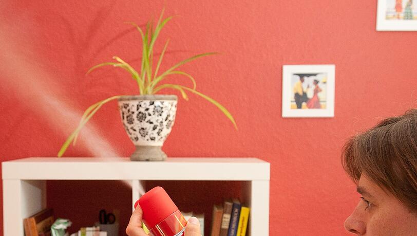 Raumsprays sollte man nur in die Luft sprühen und sie nicht für Kissenbezüge, Vorhänge oder Kleidung benutzen. Raumsprays sollte man nur in die Luft sprühen und sie nicht für Kissenbezüge, Vorhänge oder Kleidung benutzen.
