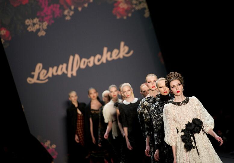Eigenwillige Trends präsentiert das Label Lena Hoschek auf einer Modenschau im Zelt auf der Strasse des 17. Juni in Berlin zur Fashion Week.