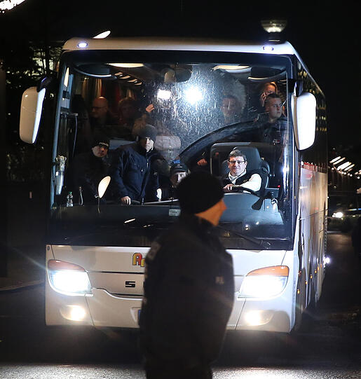Der Bus mit den Flüchtlingen ist vor dem Kanzleramt angekommen.