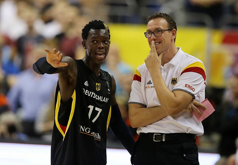 Der 45-Jährige Chris Fleming (hier neben Schröder) ist seit 2014 deutscher Basketball-Nationalcoach. Seit Sommer 2015 arbeitet er auch als Assistenztrainer der Denver Nuggets.