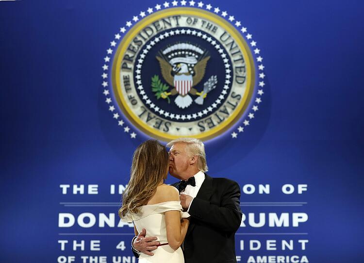 Der neue US-Präsident Donald Trump küsst seine Frau Melania am 20.01.2017, dem Tag der Amtseinführung, beim «Military Ball» in Washington (USA).