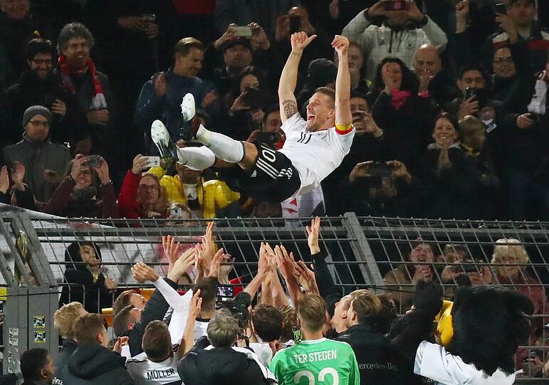 22.03.2017: Was für ein Traum-Ausstand! In Abschiedsspiel bei der Deutschen Nationalmannschaft hämmert Lukas Podolski ein Traumtor in den Winkel - das Siegtor zum 1:0-Endstand. Ein ganz Großer verlässt die Bühne, nach dem Spiel lassen ihn seine Mannschaftskollegen hochleben. Gänsehaut!