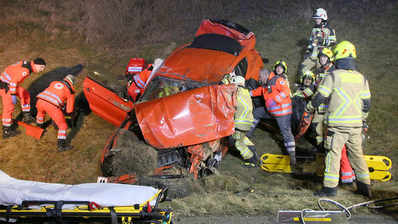 Die beiden Sportwagen sind Schrott, die A94 gleicht einem Trümmerfeld. Die Bilder vom schweren Unfall am Samstagabend.