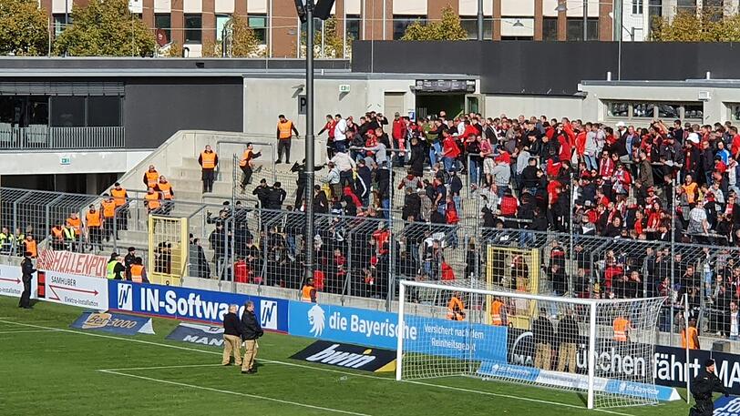 Das linke der beiden Rettungstore vor dem Gästeblock wurde nach der Partie geöffnet. Polizisten drangen daraufhin in die Kurve ein und stellten sich den Lautern-Fans gegenüber.