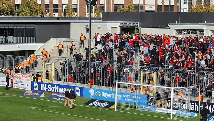Das linke der beiden Rettungstore vor dem Gästeblock wurde nach der Partie geöffnet. Polizisten drangen daraufhin in die Kurve ein und stellten sich den Lautern-Fans gegenüber. Das linke der beiden Rettungstore vor dem Gästeblock wurde nach der Partie geöffnet. Polizisten drangen daraufhin in die Kurve ein und stellten sich den Lautern-Fans gegenüber.