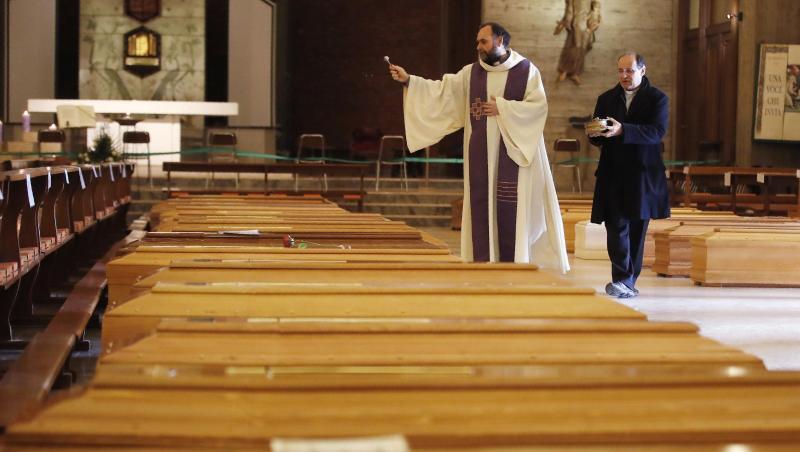 Ein Priester segnet Särge in Seriate, einer Gemeinde in der italienischen Provinz Bergamo. Ein Priester segnet Särge in Seriate, einer Gemeinde in der italienischen Provinz Bergamo.