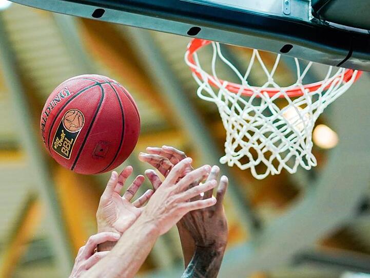 Immer mehr Bundesligisten schicken ihre ausländischen Spieler nach Hause.