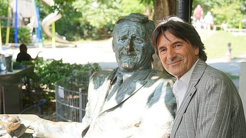 Monaco Franze und sein Double Martin Kain ("Monaco Martl") im Lieblingscafé Helmut Fischers an der Münchner Freiheit.
