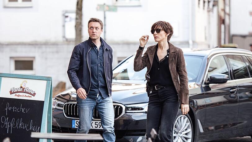 "In Wahrheit: Blind vor Liebe": Freddy (Robin Sondermann) und Judith (Christina Hecke) verfolgen eine Spur.