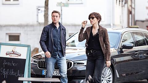 "In Wahrheit: Blind vor Liebe": Freddy (Robin Sondermann) und Judith (Christina Hecke) verfolgen eine Spur.
