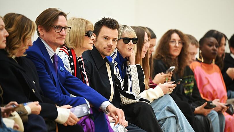 Harry Styles (4.v.l.) und Anna Wintour (3.v.l.) bei der Show der London Fashion Week. Harry Styles (4.v.l.) und Anna Wintour (3.v.l.) bei der Show der London Fashion Week.