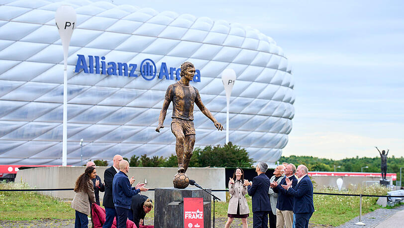 Eine Delegation um Präsident Herbert Hainer weihte die neue Franz-Beckenbauer-Statue vor der Allianz Arena ein.