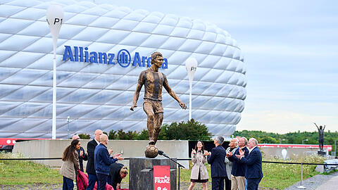 Eine Delegation um Präsident Herbert Hainer weihte die neue Franz-Beckenbauer-Statue vor der Allianz Arena ein.