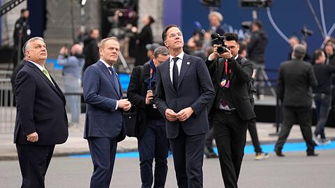 Kann Nato-Generalsekret&auml;r Mark Rutte (r) in dem aktuellen Konflikt vermitteln? Ungarns Ministerpr&auml;sident Viktor Orban (l) steckt mitten im Wahlkampf und steht unter Druck. (Archivbild)